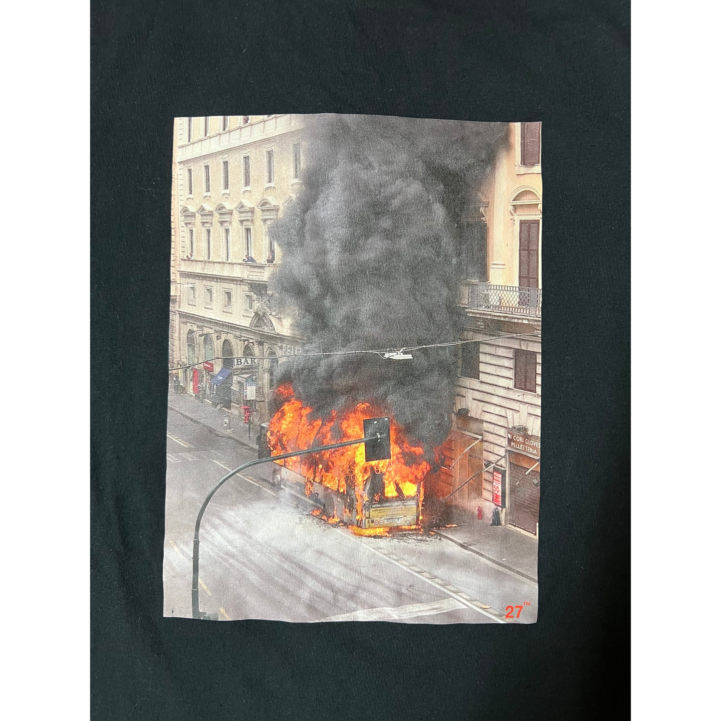 WINDROSE- T-shirt nera con stampa Atac in fiamme
