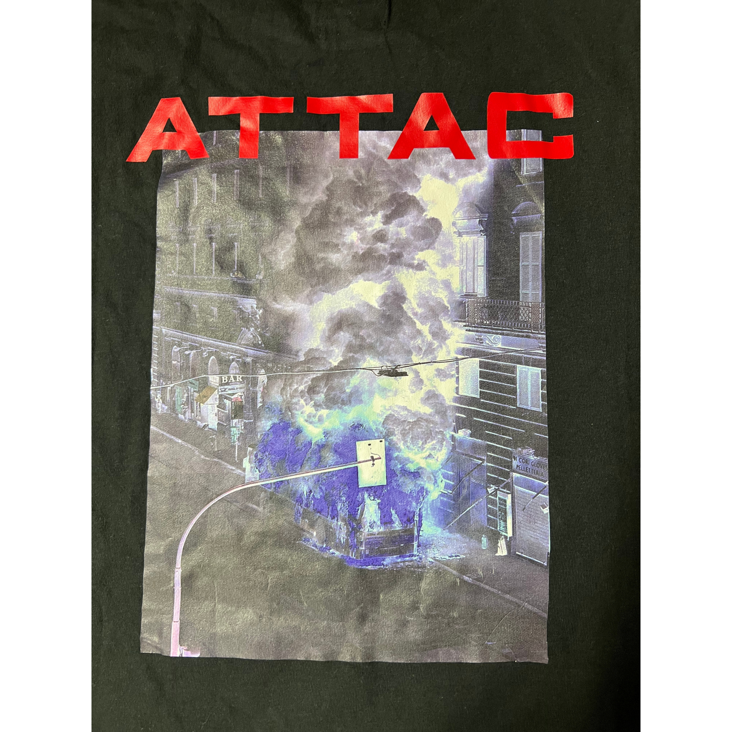WINDROSE- T-shirt nera con stampa Atac in fiamme