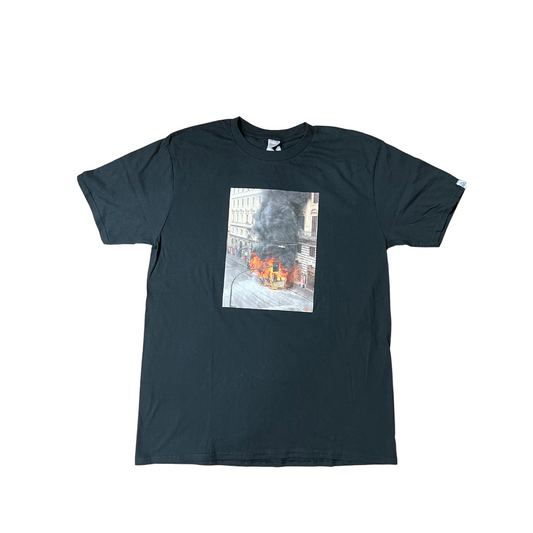WINDROSE- T-shirt nera con stampa Atac in fiamme